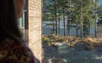 Utsikt mot fjord og skog frå eit rom på Husnes Sentrum Hotell.