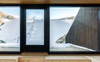 Store vindauge på Fonna1199 som gjev panoramautsikt til isbreen og fjellområda utanfor