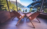 Elegant interiør i Woodnest tretopphytte med panoramautsikt over fjorden og fjella i Hardanger.