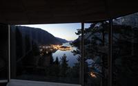 Magisk kveldsutsikt frå Woodnest tretopphytte – lysa frå Odda speglar seg i fjorden.