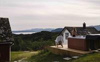 Utespa med panoramautsikt over fjord og fjell på Stigen Fjordlodge i Hardanger.