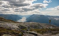 Turgåar nyter utsikta frå fjellet over Hardangerfjorden og mektige fjell.