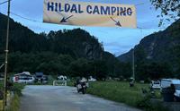 Inngang til Hildal Camping omgitt av fjell og grøne dalar i Hardanger.