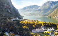 Spektakulær droneutsikt over Slottet Apartments, omgitt av Hardangerfjorden og majestetiske fjell.
