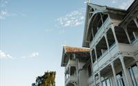 Fasaden på Thon Hotel Sandven i Norheimsund – eit historisk sveitserhotell med utsyn mot Hardangerfjorden.