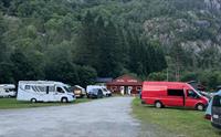 Hildal Camping med bubilar, telt og hytter mellom majestetiske fjell i Hardanger.