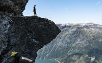 Mann på "Mini Trolltunga" langs Dronningstien i Hardanger.
