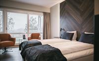 Dobbeltrom på Rosendal Fjordhotel med store vindauge og utsikt mot fjorden