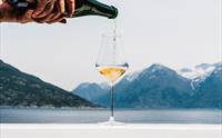Nyt eit glas musserande vin med spektakulær utsikt over Hardangerfjorden.