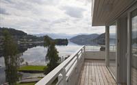 Balkong på Thon Hotel Sandven med spektakulær utsikt over Hardangerfjorden og fjella.