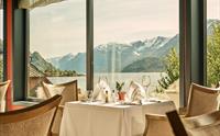 Restaurant med spektakulær utsikt mot fjord og fjell på Hotel Ullensvang i Hardanger.