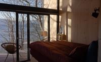 Soveområde i hytta med panoramautsikt over Hardangerfjorden.