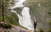 Turgåar nyt utsikta mot Nyastølsfossen, ein av dei fire store fossane i Husedalen.