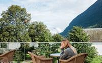 Morgonro på balkongen med kaffikoppen i hand – ei fredelig stund på Kinsarvik Fjordhotel.