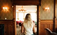 Historisk interiør og lun stemning i salongen på Thon Hotel Sandven i Norheimsund.