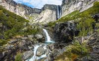 Foss og dramatisk fjellandskap langs Trolltunga Zipline-ruta i Hardanger.