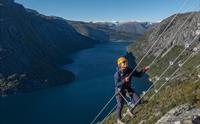 Klatrar på Trolltunga Via Ferrata Sky Ladder over Hardangerfjorden – spektakulær utsikt og guidet tur med Trolltunga Active.