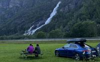 Gjester nyt utsikta frå Hildal Camping mot fossen og fjella i Oddadalen.