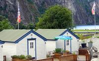 Små, hvite hytter utenfor Eidfjord Gjestgiveri.