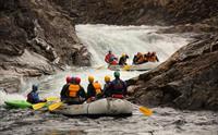 Rundtur med tog og rafting