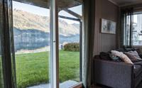 Panorama frå Aga Fjordapartments med utsikt mot Hardangerfjorden i kveldssol.