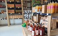 Ei brei samling av handverksjuice, honning og andre lokale spesialitetar i den stemningsfulle butikken i Hardanger.