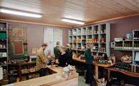 Inne på gardsbutikken til Syse Gard, fylt med lokale produkt og heimelaga delikatesser.