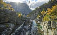 Utsikt frå Trolltunga Zipline over elv og trongt juv på guida tur i Hardanger.