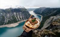 Nyt lokal mat med fantastisk panoramautsikt ved Trolltunga Adventures.