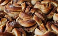 Nærbilde av ferske kanelbollar på Vik Restaurant, Bakeri & Kafé.