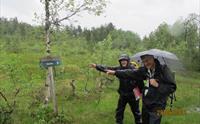 to personer på tur i regn