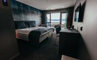 Moderne og stilreint hotellrom på Hardanger House med utsikt over Hardangerfjorden.