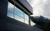 Spegling av fjell i vindauga på Hardanger House.