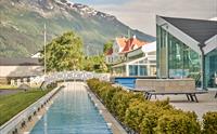 Ro og velvære ved kanalen som slyngjer seg gjennom hagen ved Hotel Ullensvang.