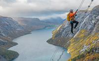 Via ferrata-klatring mot Trolltunga ved solnedgang – Sky Ladder med utsikt over fjord og fjell i Hardanger.