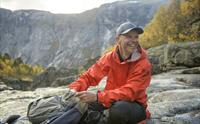 Guide frå Trolltunga Active gjer klart utstyr før zipline-tur i fjellandskapet i Hardanger.