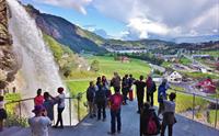 Utsiktsplattform med spektakulær utsikt over Steinsdalsfossen og dalen.