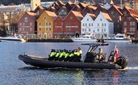 Rib-båt med Bryggen i Bergen i bakgrunnen