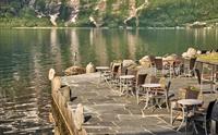 Sjarmerande uteområde ved fjorden, perfekt for ein kopp kaffi med utsikt mot Hardangerfjorden.