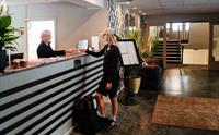 Velkomst i resepsjonen på Kinsarvik Fjordhotel – klar for fjordferie!