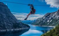 Guida zipline-tur ved Trolltunga med fjordutsikt og mektige fjell i Hardanger.
