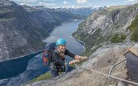 Siste etappe av Trolltunga Via Ferrata Sky Ladder – klatrar nær toppen med utsikt over Ringedalsvatnet.