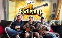 Band Fodlefant sitter på sofa og holder gitar