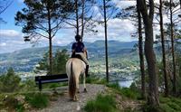 Ridetur i byfjellene med Øvre-Eide gård