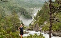 Turgåar peikar mot fossane i det fjerne – Husedalen byr på spektakulære naturopplevingar.