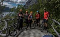 Deltakarar på guida tur med Trolltunga Active, klare for aktivitet i Hardanger-naturen.