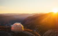 Glamping ved Trolltunga i gyllen solnedgang – dome på fjellet under Trolltunga Via Ferrata Sky Ladder.