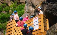 Guide gjev tryggleiksbriefing til ei gruppe ved startplattformen for via ferrata ved Valhall i Odda.