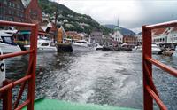 Den historiske fergen Beffen på veg ut fra Fisketorget