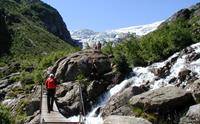 Turgåarar på veg mot Buerbreen kryssar ei bru over elv